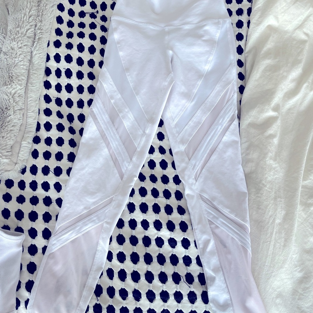 ALO YOGA Moto Leggings- white